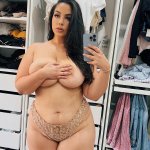 Nothing beats a curvy Arab girl