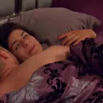 Verlegen vrouw laat zich los bij het schommelhuis