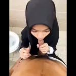 Jilbab oraal op toiletcampus