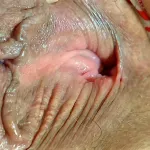 Blanke oma met dikke kont traint oefening in sexy slipje