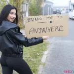 Chica caliente Lilly se folla a un conductor al azar en una carretera