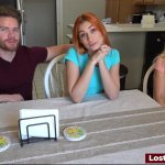 Le ragazze magre stanno giocando a una striscia di luce rossa e verde gioco di luce