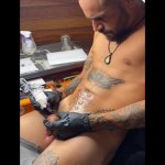 Mi faccio un tatuaggio sul mio grosso cazzo