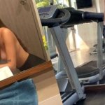 Fitte babe proeft mijn eiwitten na training openbare seks
