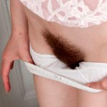 jong amateur model delen haar Harige Vagina breed open na uitkleden in geslacht Foto s.me