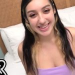 4 10 Latina tiener met een getrimd poesje zuigt lul