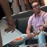 Chica rica seduce a camarera latina para que se la folle lésbica en el bar