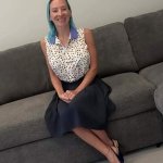 CASTING COUCH E01: MILF-Model wird zum ersten Mal in Hardcore-Pornos überredet KOSTENLOSES VIDEO