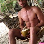 OMG hes naked: Temptation Islands Joshua Feytons on Adam Zkt. Eva VIP