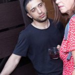 MATURE4K. Lhomme marque une femme mature excitée aux cheveux rouges dans le sauna