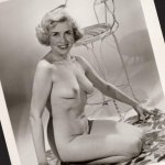 DREAMY ORIGINAL C1950 NUDE RETRO ROCKABILLY HOUSEWIFE BOUDOIR BUNNY YEAGER PHOTO