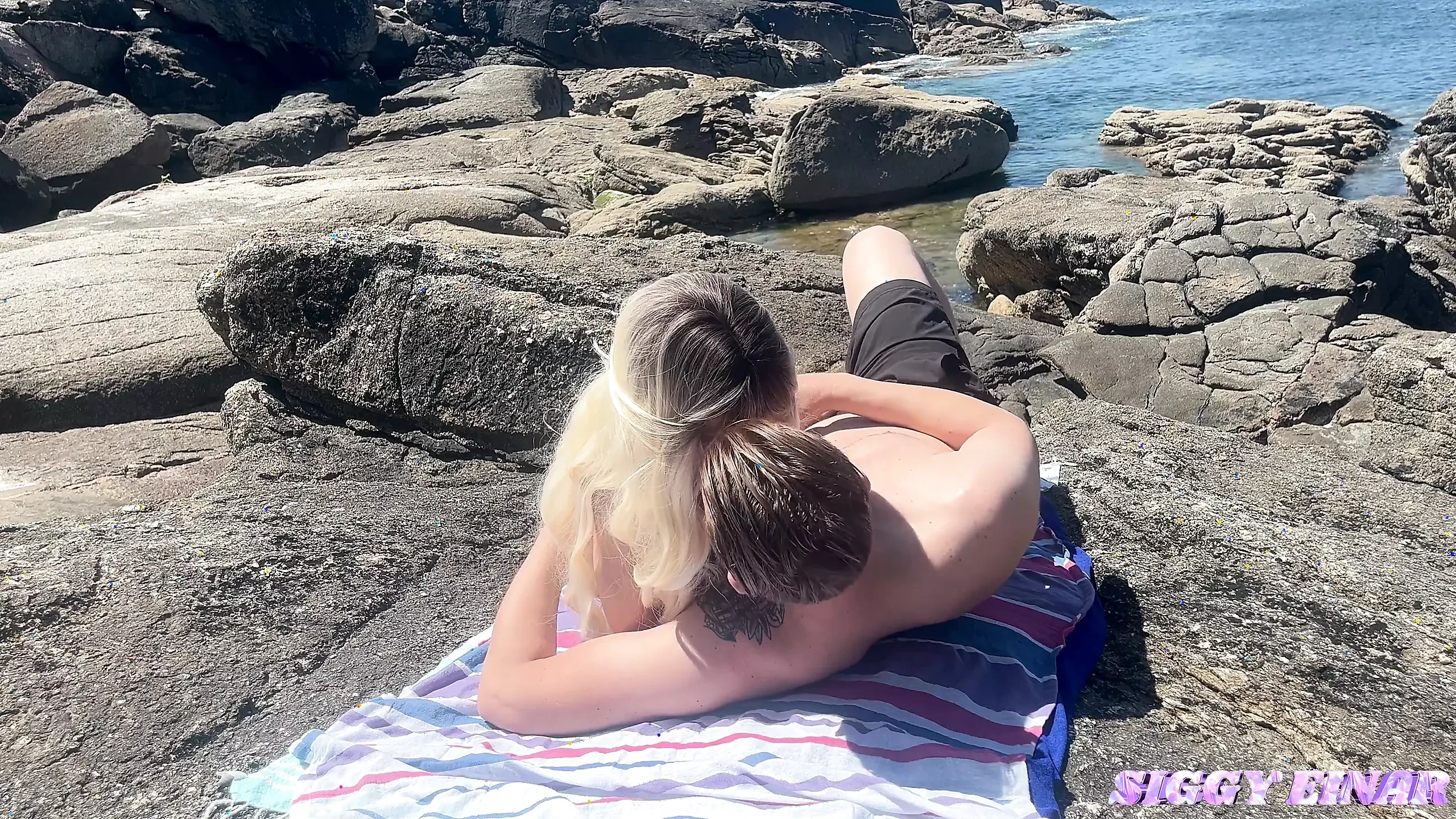 On the beach he fucks very well (photos)