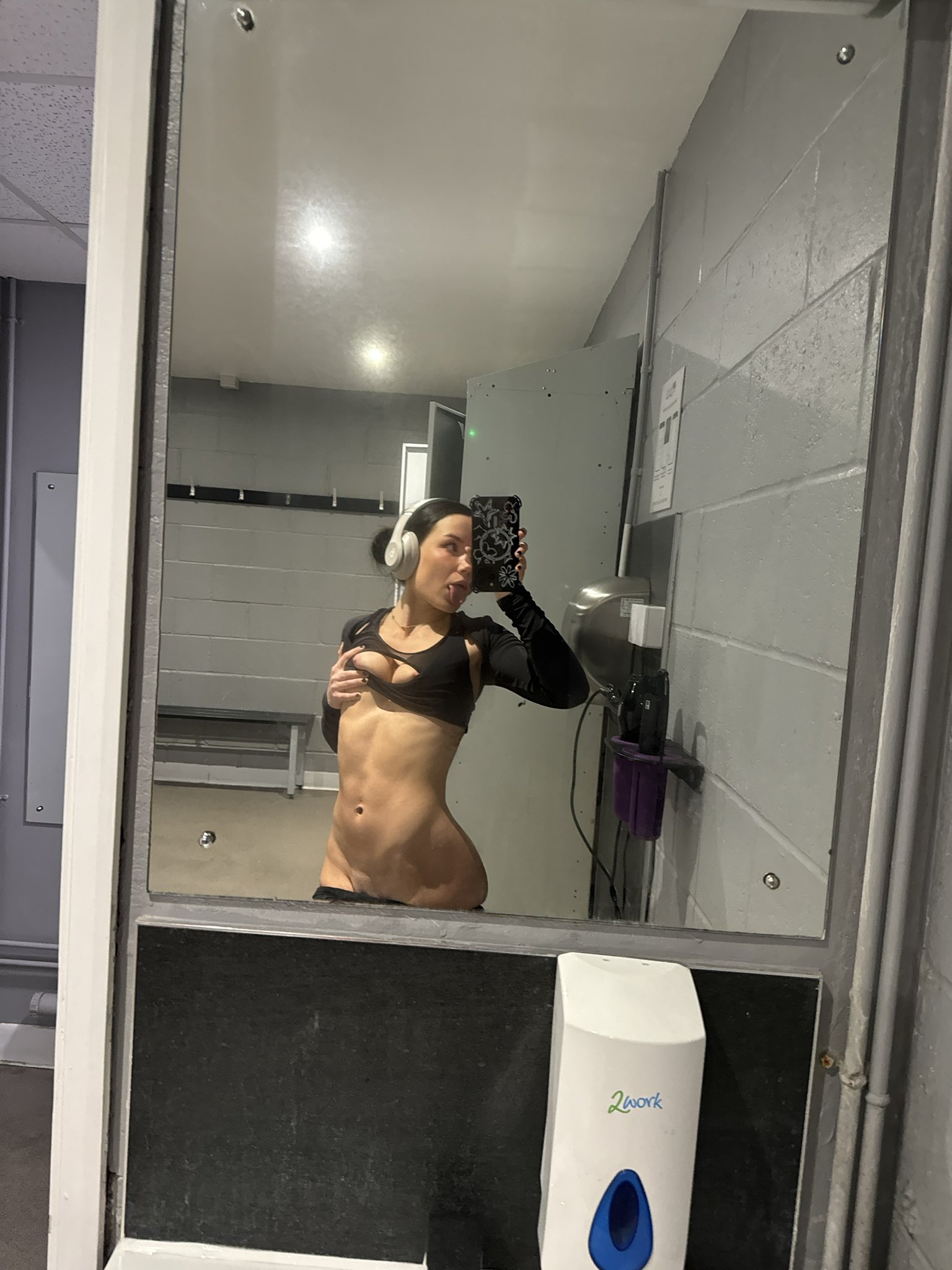 Kira pregaito naked (photos)