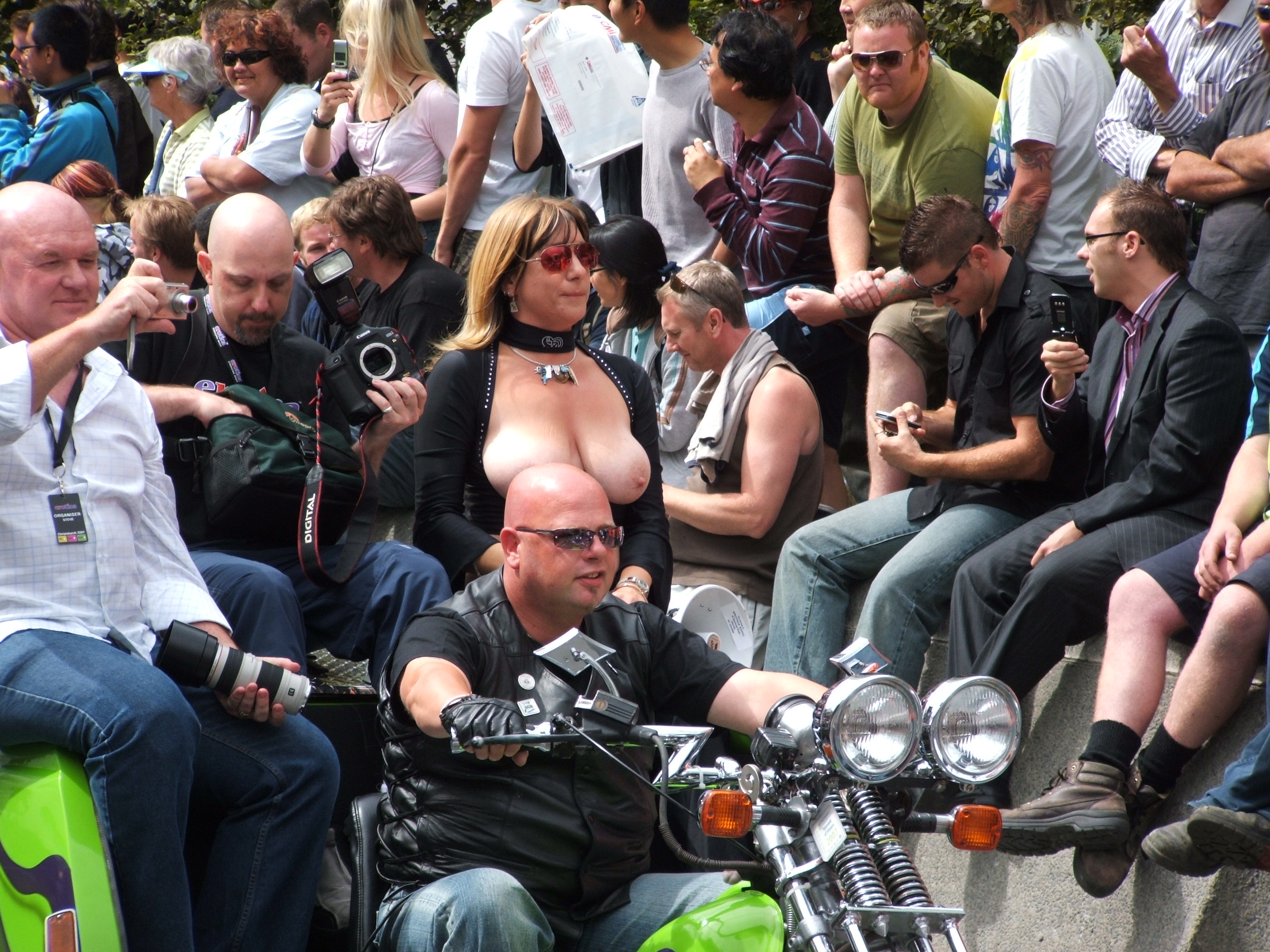 Boobs in crowd (photos)