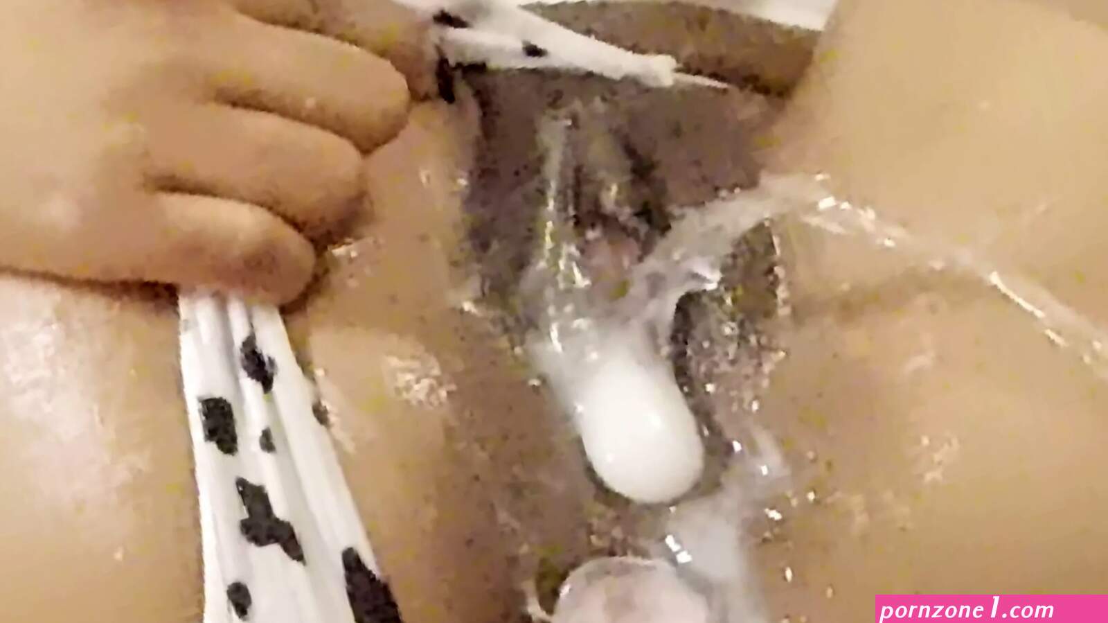 Milky pussy squirt (photos)