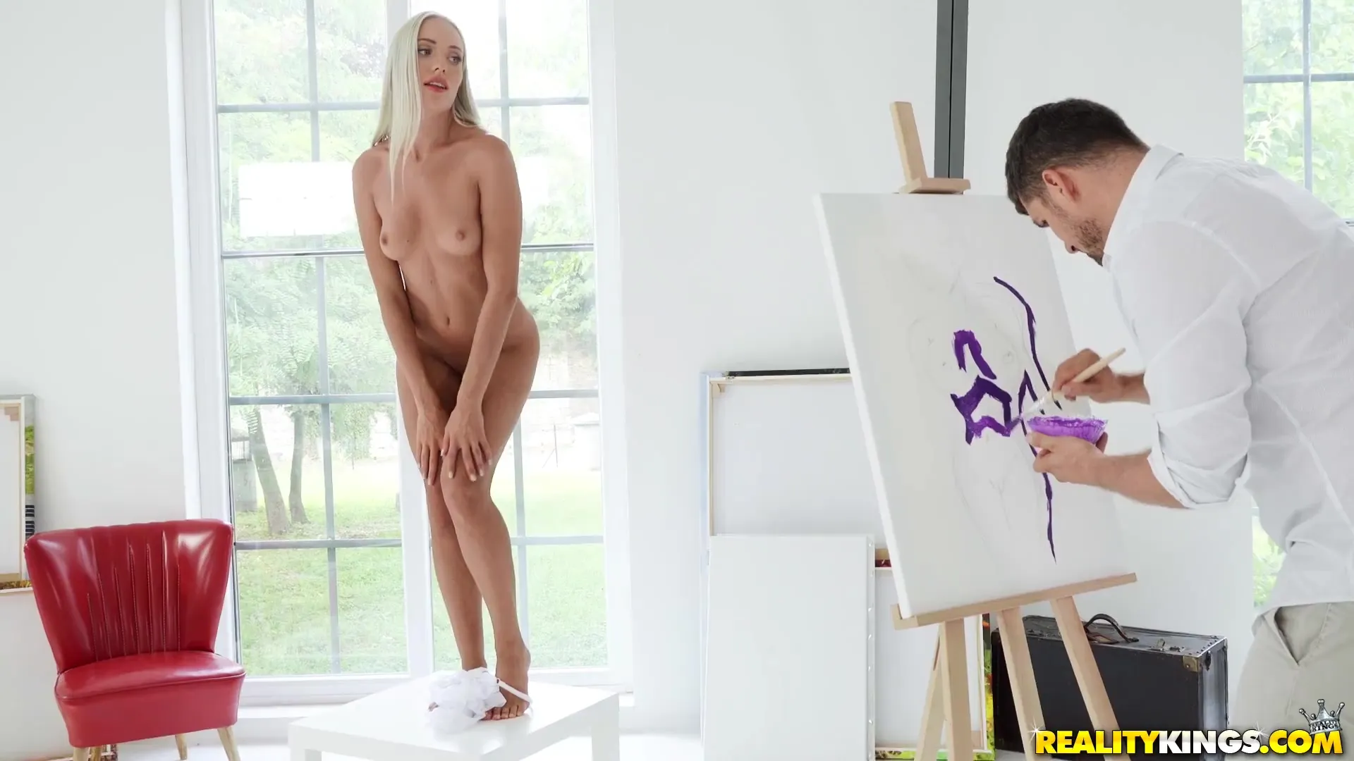 Painter fucks model (photos)