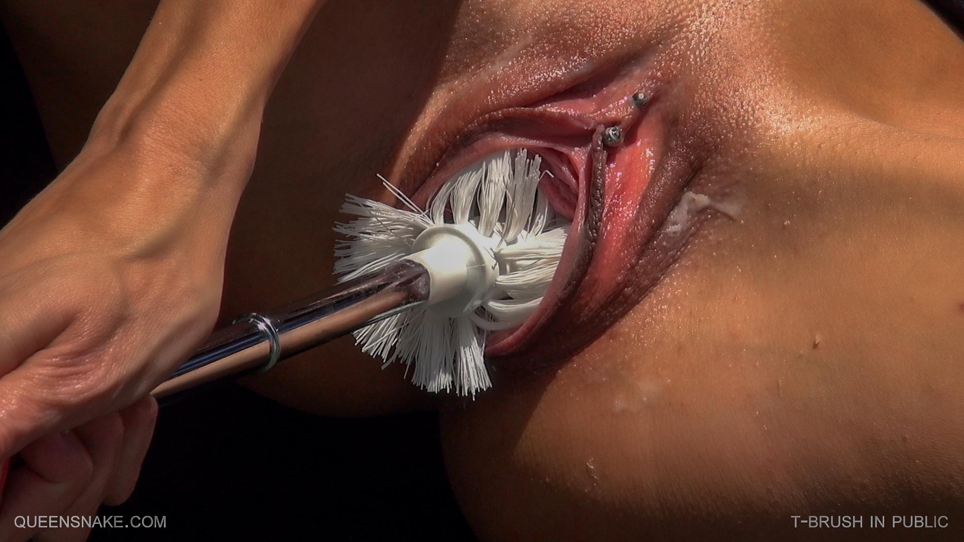 Toothbrush pussy (photos)